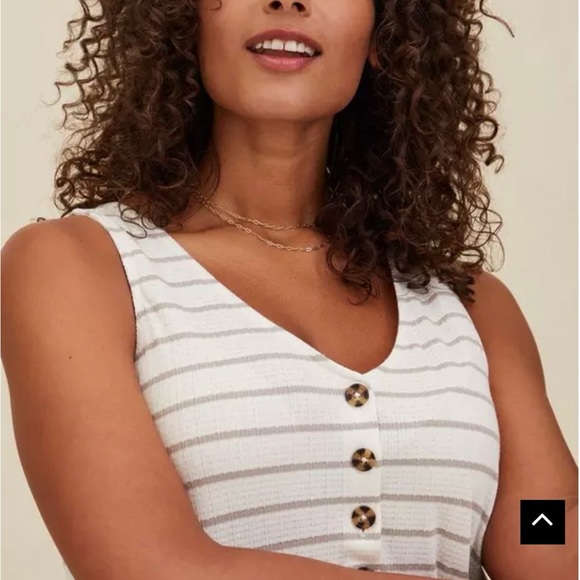 Textured Knit Button-Front Sharkbite Hem Tank - Picture 3 of 5